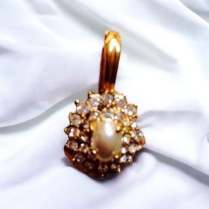 Beautiful Pearl Pendant Surround With Diamonds